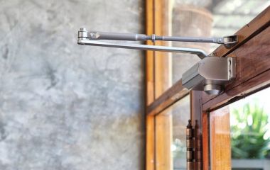 Навіщо на дверях ставлять доводчики